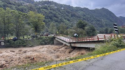 Doğu Karadeniz'de etkili olan yağış, sel ve heyelana neden oldu