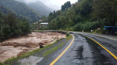 Artvin'de sağanak yağış hayatı felç etti