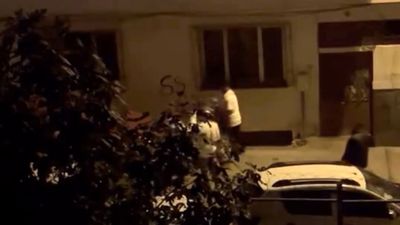 Bursa'da gençler sokak ortasında tekme tokat birbirine girdi