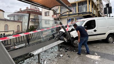 Trabzon'da el freni çekilmeyen araç kontrolden çıkarak durağa daldı