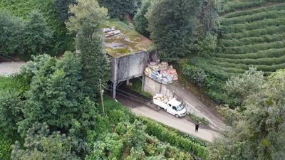 Bu yol Rize'den başka yerde yok: Üstü çay alım yeri, altı yol