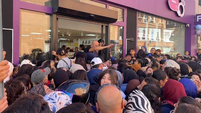 Karaman'da kozmetik mağazası açılışında izdiham yaşandı: Polisler çıldırdı