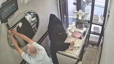 Diyarbakır'da kuyumcunun dikkatini dağıtıp 2,5 kilogram altın çaldılar