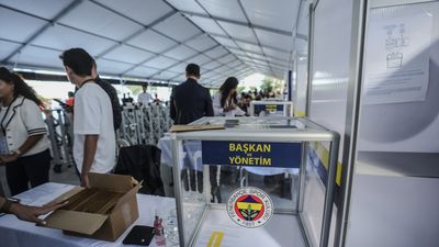 Fenerbahçe'de seçimli olağanüstü genel kurulunda oy verme işlemi başladı