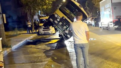 İstanbul'da çekiciden düşen minibüs yolda devrildi