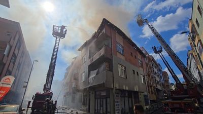 İstanbul'da  2 katlı binanın çatısında çıkan yangın bitişikteki binaya sıçradı