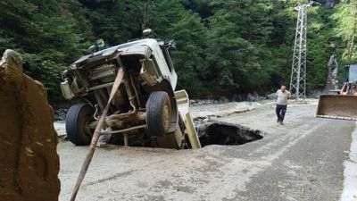 Artvin'de yol onarımı sırasında kamyon göçüğe düştü