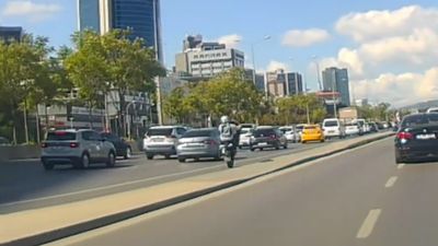 İstanbul'da motosikletlinin tek teker üzerinde tehlikeli yolculuğu kamerada