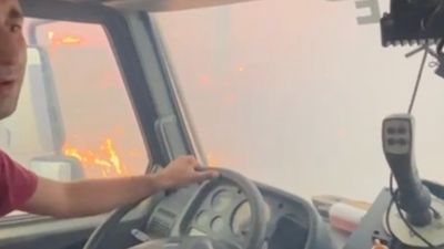 Çanakkale'deki orman yangınında orman işçileri alevlerin arasında kaldı