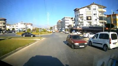 Antalya'da ambulans şoförünün dikkati 1 dakikada 2 kazayı önledi