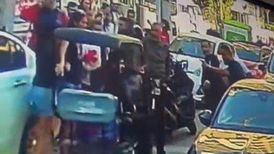 İstanbul'da araçla çarptığı kadın bayıldı: Tepki gösterenleri bıçakla tehdit etti