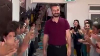 Hatay'da tayini çıkan öğretmen alkışlarla uğrulandı