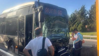 İstanbul'da Acıbadem durağında metrobüsler çarpıştı