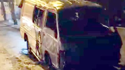 İstanbul'da çaldıkları minibüs alev aldı: Şüpheliler yaya olarak kaçtı