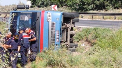 Mersin'de cezaevi aracı devrildi: 12 yaralı