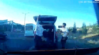 Ankara'da yol verme tartışmasında taksiciyi takip edip sopayla darbettiler