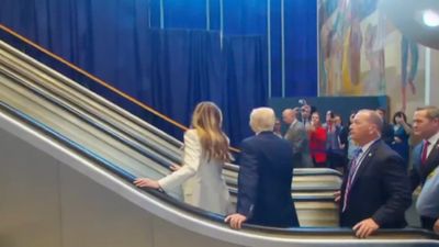 Melania ve Trump'a sabotaj iddiası: Yürüyen merdiven kapatıldı