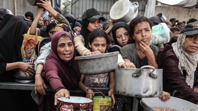 Gazze'de Filistinlilere sıcak yemek dağıtıldı