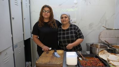 Kilis'te hem evini geçindiriyor hem çocuklarını okutuyor