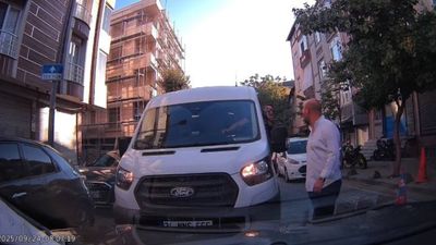 İstanbul'da sürücülerin ters yön tartışması: Polis çağır