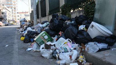 İzmir'deki çöp yığınlarına vatandaş tepkili: Belediyemiz düzgün çalışmıyor