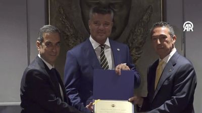 Saadettin Saran mazbatasını teslim aldı: Ali Koç bizzat takdim etti