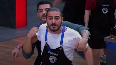 MasterChef'te yarışmacı, Mehmet Yalçınkaya'nın üzerine yürüdü