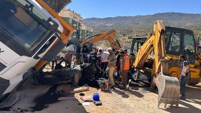 Adıyaman'da üzerine kamyon devrilen otomobilin sürücüsü öldü