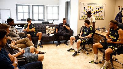 Fenerbahçe’de Başkan Sadettin Saran futbolcularla bir araya geldi