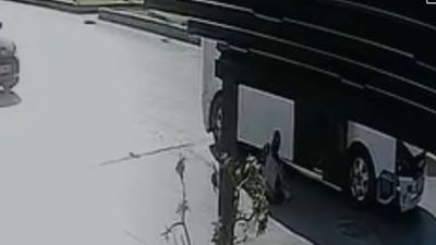 Mersin'de korkutan kaza: Kapısı açık hareket eden minibüsten düştü