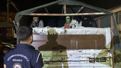 Hatay'da kamyonet kasasında gizlenen 20 kaçak göçmen yakalandı