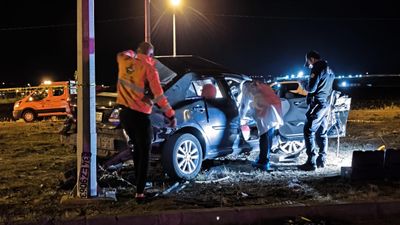 Kars'ta kereste yüklü kamyonla çarpışan otomobilin sürücüsü öldü