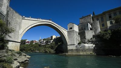 Mostar'ın simgesi Osmanlı mirası köprü, turist çekiyor