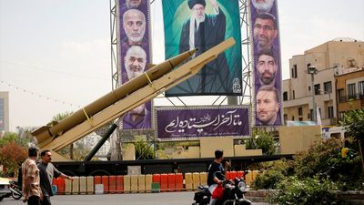 Tahran'da balistik füze ve insansız hava araçlarI meydanlara çıkarıldı