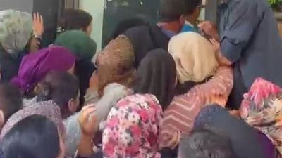 Manisa'da mağaza açılışında izdiham yaşandı