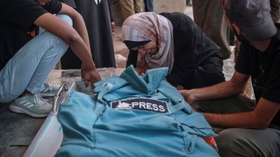 İsrail Gazze'de bir gazeteciyi daha öldürdü