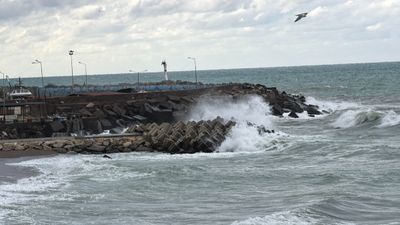 Düzce'de fırtına etkili olurken dalga boyu 5 metreyi geçti