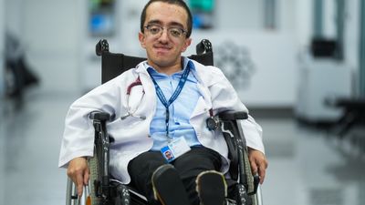 Ankara'da cam kemik hastalığıyla büyüyen Hamza'nın 'doktorluk' hayali gerçek oldu