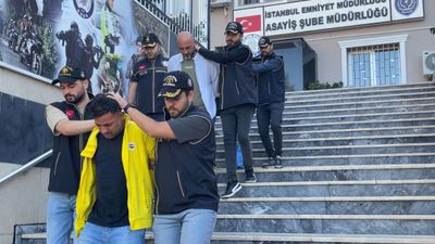 İstanbul'da 73 yaşında oto hırsızlığından tutuklandı: Polisin yardımıyla merdivenden indi