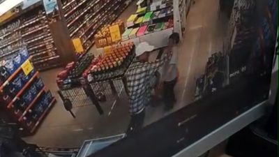 Sakarya'da markette otizmli çocuğa vurup düşürdü: O anlar kamerada