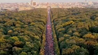 Almanya'daki en büyük Gazze yürüyüşü: 100 bini aşkın kişi katıldı