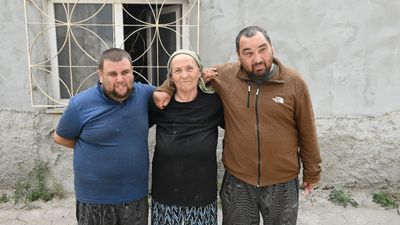 Eskişehir'de anne ve 2 engelli oğlunun yaşadığı evden 3 kamyon atık tahliye edildi