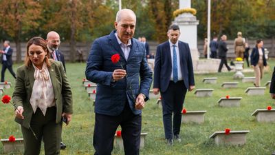 Numan Kurtulmuş'tan, Galiçya Türk Şehitliği'ne ziyaret