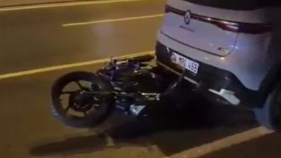 İstanbul Avcılar'da motosiklet sürüklenerek otomobile çarptı