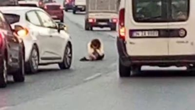 İstanbul'da yola atlayarak oturan kadın trafikte tehlike oluşturdu