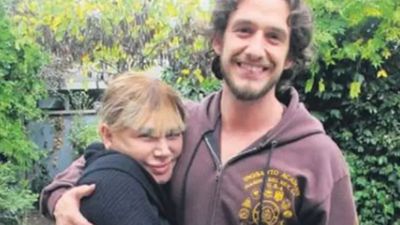 Uzun zamandır ortalıkta yoktu! Minik Serçe Sezen Aksu'nun oğlu Mithat Can Özer'in son hali