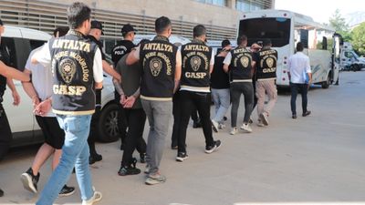 Antalya'da silahlı suç örgütüne eş zamanlı operasyon: 7 gözaltı