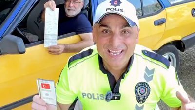 Mizahi videolarıyla tanınan trafik polisi Serkan Durmuş görevden uzaklaştırıldı
