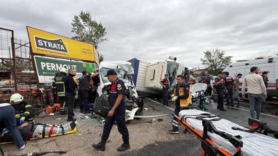 Tekirdağ'da işçi servisi ile kamyon çarpıştı: 3 kişi hayatını kaybetti