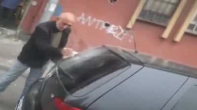 İstanbul'da alkollü şahıs komşunun aracına taşla zarar verdi